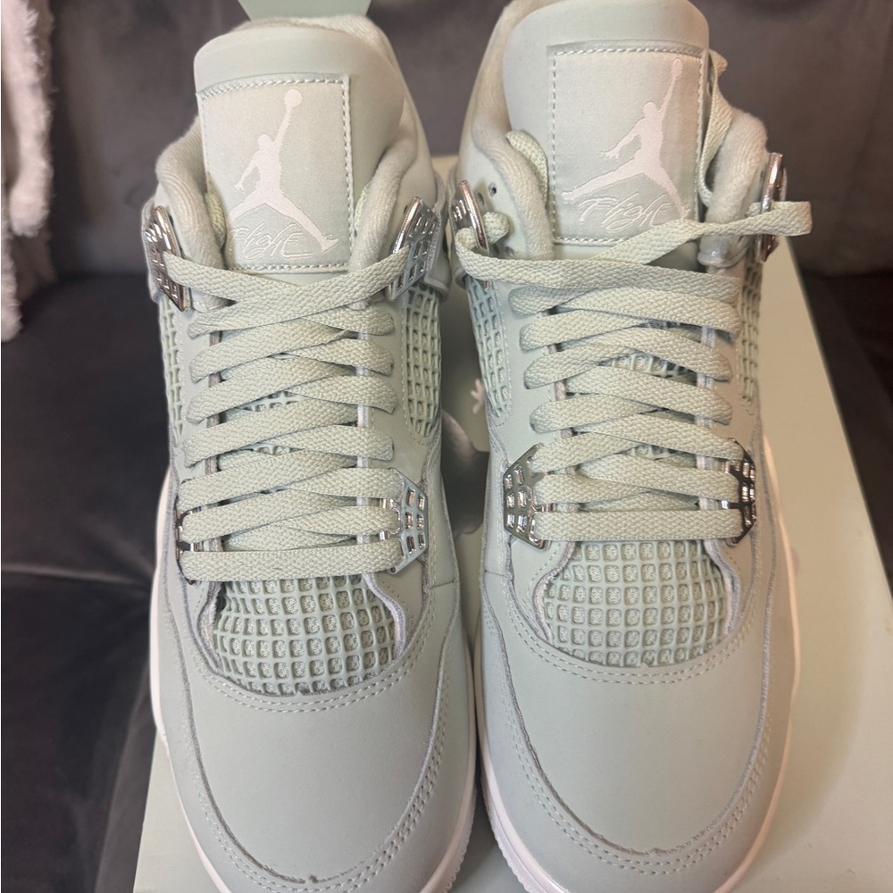 Jordan WMNS Air Jordan 4 Retro in Seafoam/Silver